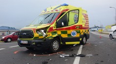 Vo Zvolene sa zrazilo auto so sanitkou, zranených ošetrili v nemocnici