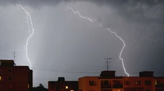 Zatvárajte okná a balkóny. Slovensko aj dnes potrápia búrky