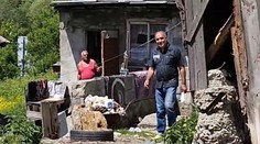 Starý dom museli pre stavbu ekoduktu opustiť, do nového ich nepustia. Rodina nevie, kam má ísť