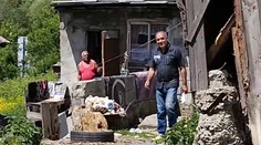 Starý dom museli pre stavbu ekoduktu opustiť, do nového ich nepustia. Rodina nevie, kam má ísť