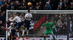 Dúbravka mal plné ruky práce a párkrát ho zachránili spoluhráči, napokon však inkasoval