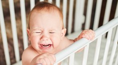 Z trhu sťahujú nebezpečnú detskú postieľku. Dieťaťu hrozí vážne zranenie