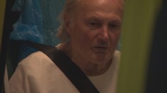 Dedko, ktorého nikto nechce. Bratislavský taxikár ho mal v aute osem hodín