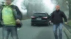 S dieťaťom v aute vybrzďovali vodiča. Rozzúrení muži sa ho chystali zbiť