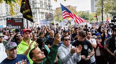 Tisíce zamestnancov mesta New York protestovali proti povinnému očkovaniu