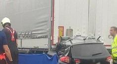 Nemal šancu prežiť! Auto vletelo pred Bratislavou na D2 do kamióna