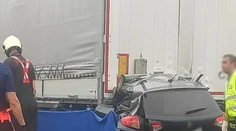 Nemal šancu prežiť! Auto vletelo pred Bratislavou na D2 do kamióna