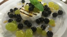 RECEPT NA SOBOTU: Glazované hrozno s medom na grilovanom syre
