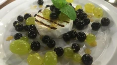 RECEPT NA SOBOTU: Glazované hrozno s medom na grilovanom syre