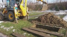 Nedôstojné praktiky pochovávania na cintoríne v Seredi. Nebožtíkov zasypávajú bagrom