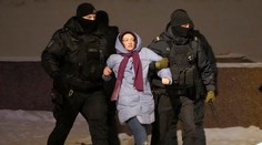 Navaľného tím potvrdil jeho úmrtie. Ruská polícia zatýkala ľudí, ktorí spomínali na zosnulého politika