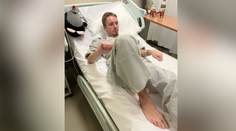 Denis sa pripravuje na dlhú cestu domov. V nemocnici cvičí aj napriek horúčke a nízkemu tlaku