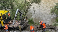 V rieke Orava vedľa železničnej trate skončil kamión, nehoda ochromila dopravu