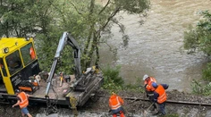 V rieke Orava vedľa železničnej trate skončil kamión, nehoda ochromila dopravu