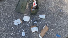 Nezvyčajný nález pri Novákoch: Na ceste ležali špeciálne armádne náboje, ktoré niekomu vypadli z auta