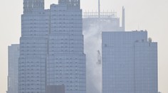 VIDEO: Na mrakodrap v New Yorku sa zrútil obrovský žeriav. Po kolapse vznikol požiar