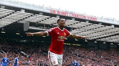 Tesná výhra Manchestru, Leicester zvýšil náskok