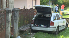 Štyroch dôchodcov z lavičky zmietlo auto. Žena ostala zakliesnená, vážne zranenú ju bral vrtuľník