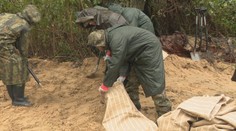Na viacerých miestach rieky Morava sú vojaci aj hasiči. Po skupinkách budujú hrádze