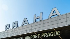 Pred hodinami mali odletieť do Bulharska, stále čakajú na letisku. Problémy s meškajúcimi letmi z Prahy pokračujú