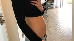 Topmodelka prekvapila fanúšikov. Fotka s rastúcim bruškom