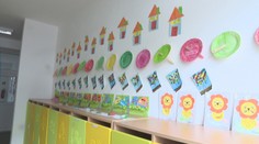 Škôlky nemajú dostatok miesta pre stovky detí. Štát zatiaľ len sľubuje a prepočítava