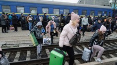 Z Kyjeva sa snažia utiecť tisícky ľudí. Na vlak idú pešo a keď zaznejú sirény, bežia sa schovať