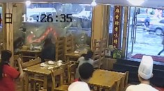 Auto vletelo do reštaurácie a zdemolovalo stôl so štyrmi hosťami