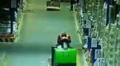 VIDEO: Skladník zrejme dostal mikrospánok. O pár sekúnd nezostal kameň na kameni