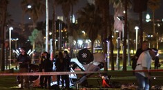 Autom vrazil do skupiny ľudí a strieľal. Polícia v Tel Avive útočníka zastrelila