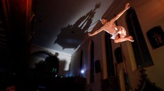 Na pole dance prišlo do kostola viac ľudí ako na omšu. Francúzskemu kňazovi sa vyhrážajú smrťou