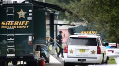 Krvavá hádka súrodencov o tom, kto dostal viac darčekov. Brat zastrelil sestru, potom sám schytal guľku