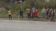 Cesta do dediny pri Prešove vedie cez osadu. Pobehujú tam deti a lietajú kamene