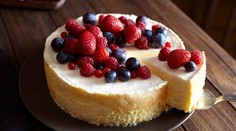 Tvarohový koláč s čerstvým ovocím a šľahačkou