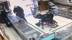 Tínedžer na vozíčku prepadol klenotníctvo. Na predavača mieril zbraňou, ktorú držal nohami