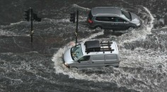 V dôsledku búrok a dažďov zaplavilo v Londýne ulice, autá uviazli na cestách