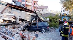 Spod trosiek vyslobodili 46 preživších, pápež sa modlil za obete