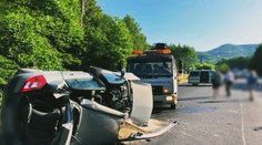 Vážna nehoda pred obcou Bartošova Lehôtka. Po čelnej zrážke skončilo jedno z áut na streche, vodiči sú v nemocnici