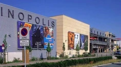 Maskovaný muž začal strieľať v kine v Nemecku, polícia ho zastrelila