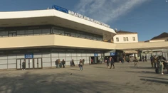Hlavná stanica v Bratislave má aj po rekonštrukcii stále dve tváre. Tú horšiu nájdete za dverami