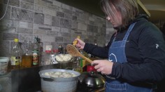 Ján Tribula si v Gruzínsku vyskúšal, ako sa pripravuje obľúbené jedlo horalov