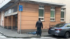 Muža, ktorý mal v centre Bratislavy napádať ľudí, polícia obvinila
