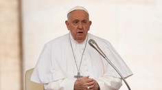 Za obete zrážky autobusu s vlakom v Nových Zámkoch sa modlí aj pápež František