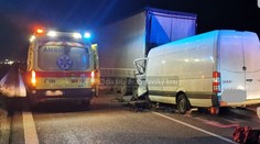 Tragédia na D2 v smere do Maďarska. Vodič dodávky neprežil náraz do kamióna