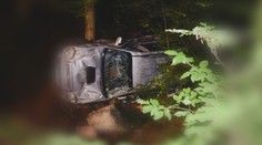 Zišiel do priekopy a viackrát sa prevrátil. Muž († 48) podľahol zraneniam zakliesnený v aute