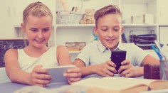 Kedy kúpiť dieťaťu prvý mobil? Nie je dôležitý vek, ale psychická vyzrelosť