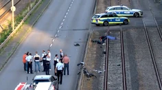 Tragédia v Nemecku. Muž najskôr zabil otca, následne pri úteku zrazil štyroch cyklistov