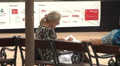 Kto sa postará o seniorov? Bratislava starne a mladí sa jej vyhýbajú, utekajú za hranice