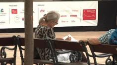 Kto sa postará o seniorov? Bratislava starne a mladí sa jej vyhýbajú, utekajú za hranice