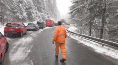 Cestári tvrdia, že si za to môžu šoféri. Pri horskom priechode Vernár uviazli desiatky áut
